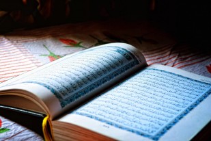 "​El mes de ramadán (es el mes) en que descendió el Corán ..."